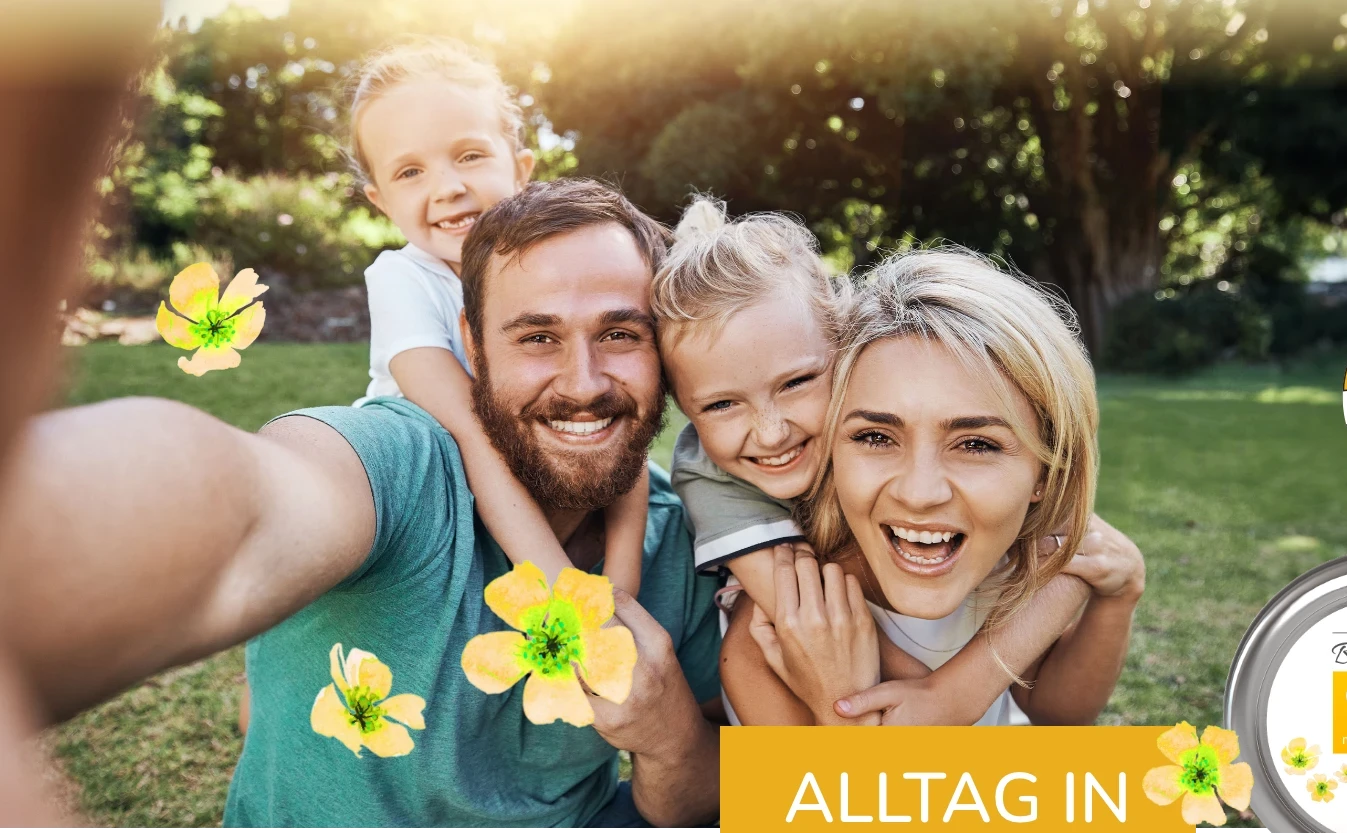 Familie macht ein Selfie. Im Vordergrund stehen Bachblüten Original-Produkte. Link zur Produktübersicht