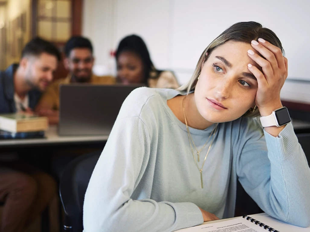 Mädchen nachdenklich in der Schule