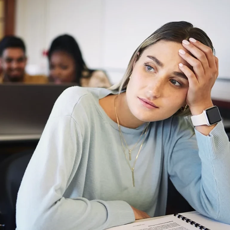 Mädchen nachdenklich in der Schule