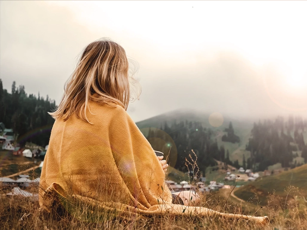 Frau alleine mit Blick in die Natur