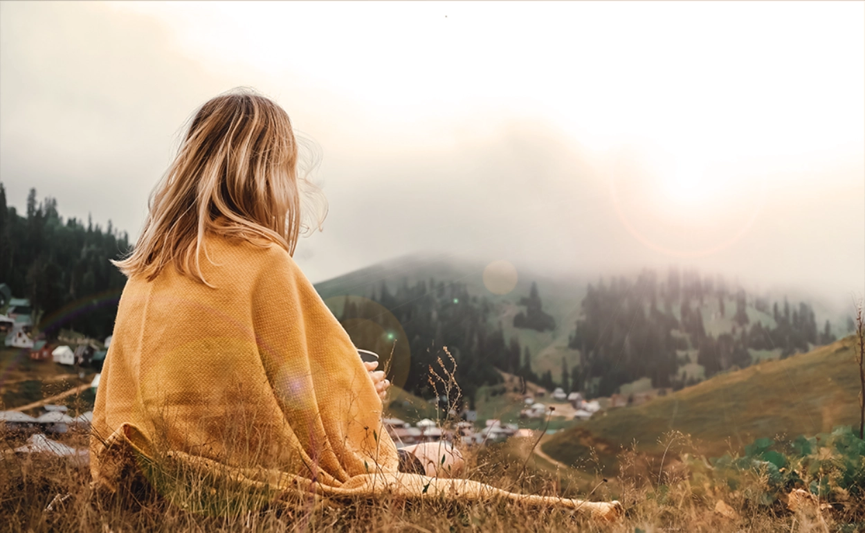 Frau alleine mit Blick in die Natur