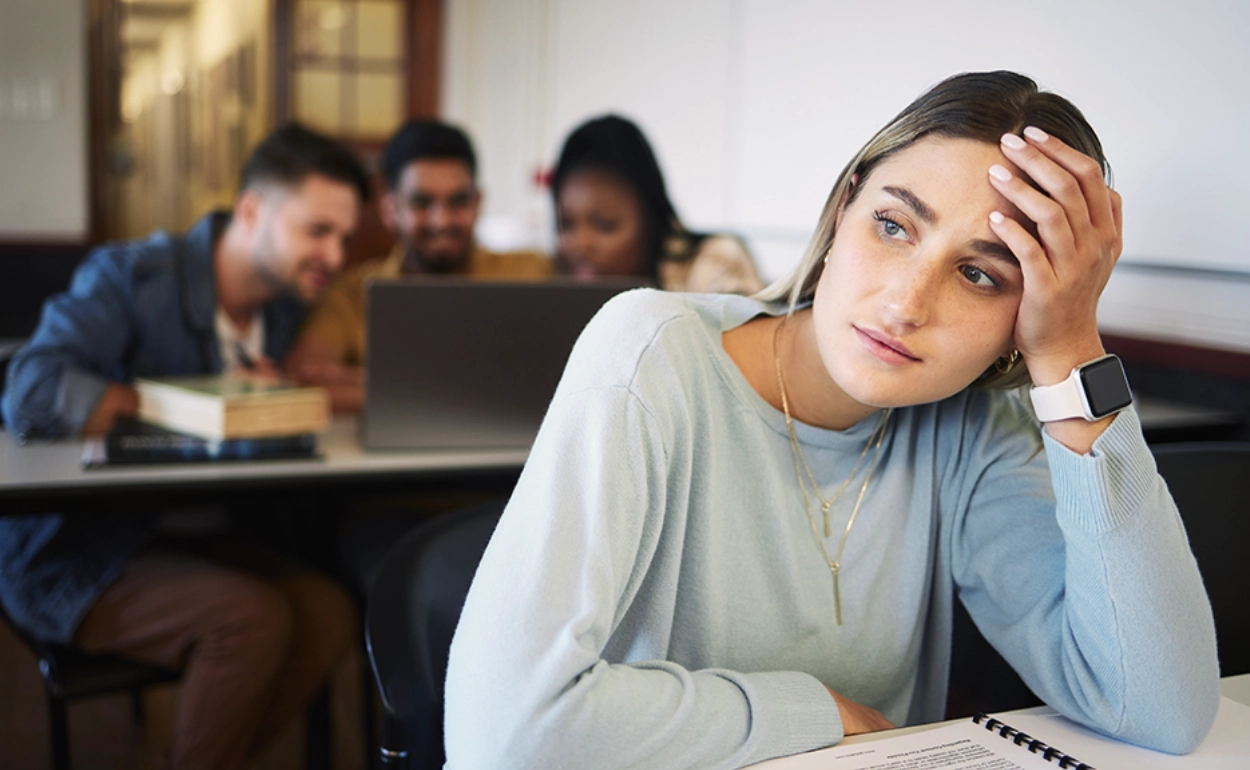 Mädchen nachdenklich in der Schule